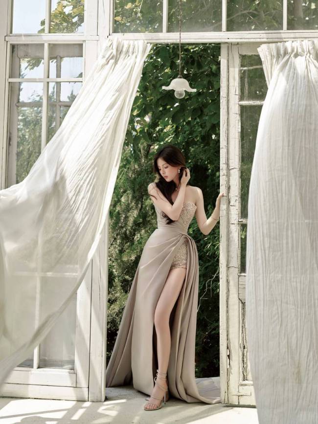 杨超越穿性感抹胸裙秀好身材 美腿圆润光滑超吸睛