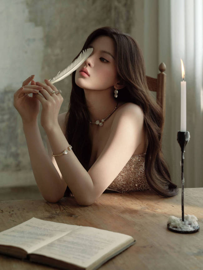 杨超越穿性感抹胸裙秀好身材 美腿圆润光滑超吸睛