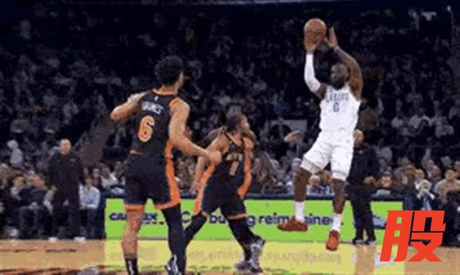 被绝杀后詹姆斯径直走回通道